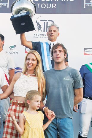 Los hermanos Strom, Isabelle y Robert, y la pequeña Olympia, posan en el podio junto al campeón, Leandro Moschini.
