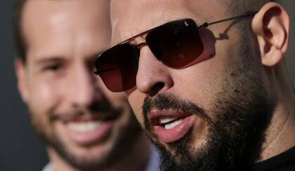 Los hermanos Tate han construido su fama exhibiendo su lujoso estilo de vida en redes sociales, pero también han estado envueltos en múltiples polémicas y acusaciones que hoy los mantienen en el centro del debate