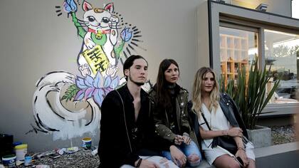 Los hermanos Tinelli frente al local de Micaela