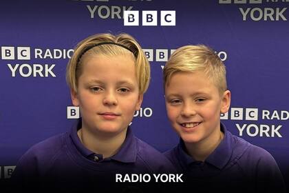Los hermanos visitaron la radio de la BBC para hablar sobre su emotiva historia