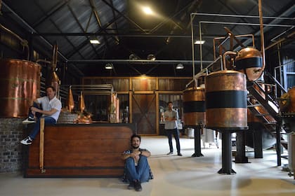 Los hermanos Williams en la sala de destilación que alberga 14 alambiques