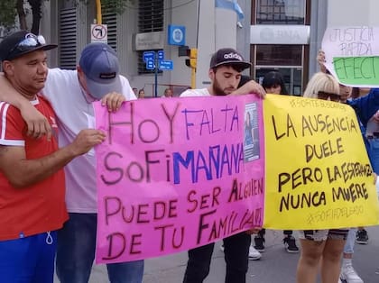 Los hermanos y familiares de Sofí Delgado organizaron una marcha en San Lorenzo mientras la joven estaba desaparecida