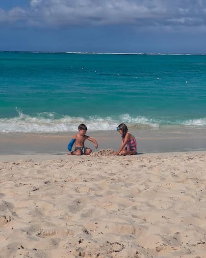 Los hijios de Marcela Kloosterboer jugando en la playa