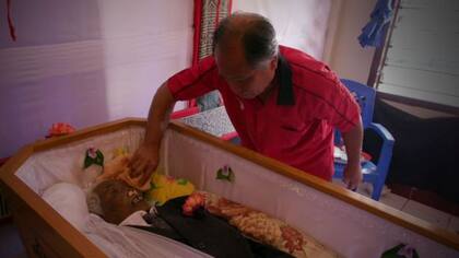 Los hijos cuidan, acicalan y limpian los restos de sus seres queridos, a quienes hablan