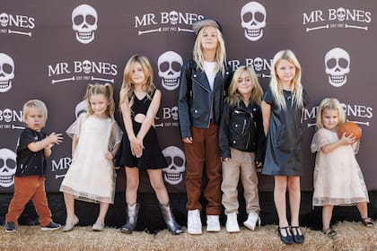 Los hijos de Agustina y Matt (de izquierda a derecha): Satori, Venus, Luna, Nathaniel, Sol, India y Nirvana.