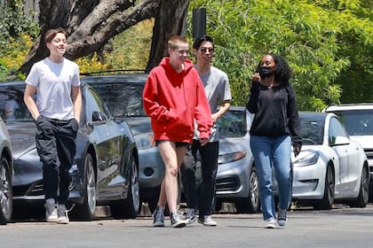 Los hijos de Angelina Jolie y Brad Pitt, Shiloh, Zahara, Pax y Knox pasan por Maru Coffee mientras dan un paseo juntos
