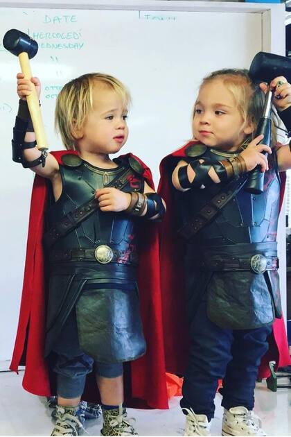 Los hijos de Chris Hemsworth, vestidos como Thor