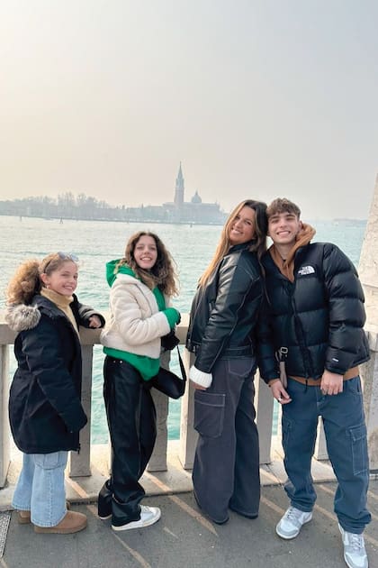 Los hijos de Denise, Francesca,
Emma, Isabella y Santino
durante un viaje a Europa que
hicieron el año pasado.