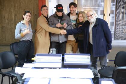 Los hijos de Fogwill, Juana Droeven (madre de Vera y Andrés) y el director de la Biblioteca Nacional, Juan Sasturain