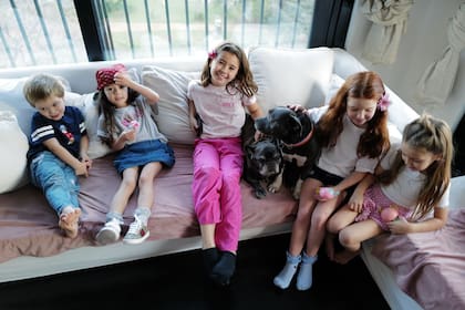 Los hijos de la actriz, Amancio, Magnolia y Rufina, en el cumpleaños de La Joaqui junto a las dos hijas de la cantante, Shaina y Eva