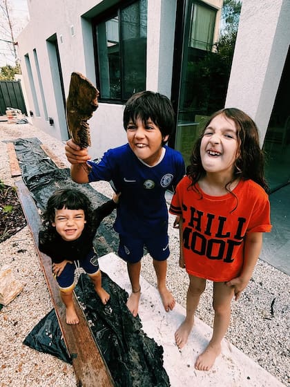 Los hijos de la actriz posan con el peculiar hallazgo (Foto: @juanarepettook)