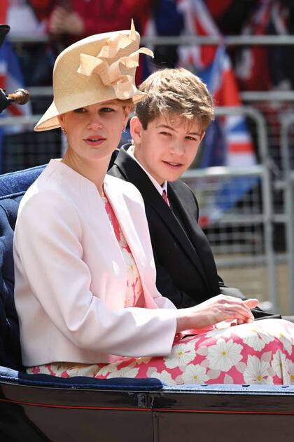 Los hijos de los condes de Wessex, Lady Louise –con vestido de Reiss y sombrero “robado” del armario de su mamá– y James, el nieto más joven de los ocho que tiene la Reina.
