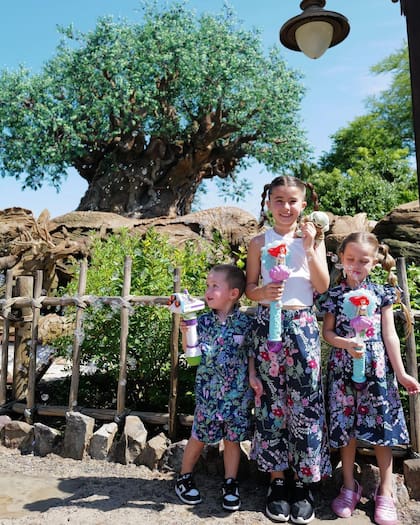 Los hijos de María Eugenia Suárez posando en Disney
