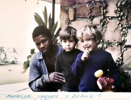 Los hijos de Naón Roca en 1971 junto a Thomson, que trabajaba como handyman