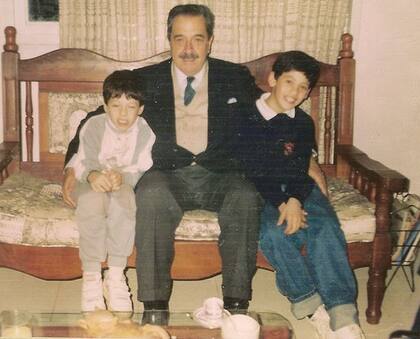 Los hijos de Olga Díaz de Glorioso, fotografiados con Raúl Alfonsín en 1984