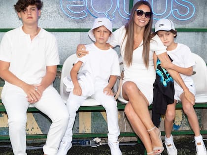 Los hijos de Pampita con Vicuña: Bautista, Beltrán y Benicio