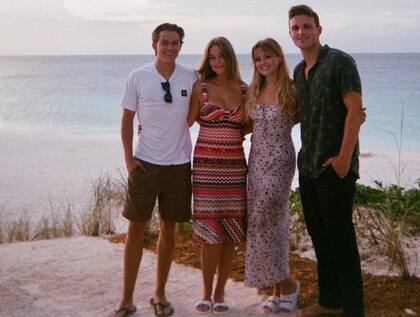 Los hijos de Reese Witherspoon, Ava y Deacon, junto a sus parejas durante las vacaciones familiares