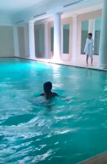 Los hijos de Wanda Nara juegan en la exclusiva pileta de su casa