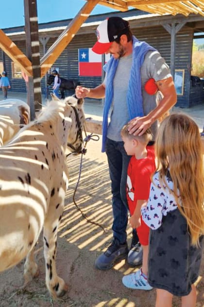 Los hijos del actor con China Suárez anduvieron en poni en el Club Ecuestre Cachagua.