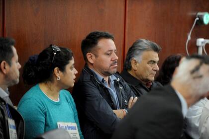Los hijos del subcomisario Jorge Gutiérrez y su hermano, el exintendente de Quilmes Francisco "Barba" Gutiérrez, en la sala de audiencias durante la primera jornada del juicio por el crimen del policía que, hace 28 años, fue baleado en la cabeza cuando investigaba la "aduana paralela"