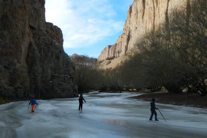 Los hijos, sobre el rio Pinturas congelado, cerca de Cueva de las Manos en el invierno de 2017.