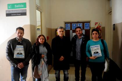 Los hijos y la esposa del subcomisario Jorge Gutiérrez y su hermano, el exintendente de Quilmes Francisco "Barba" Gutiérrez, en la sala de audiencias durante la primera jornada del juicio por el crimen del policía que, hace 28 años, fue baleado en la cabeza cuando investigaba la "aduana paralela"