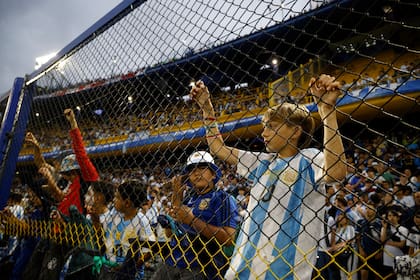 Los hinchas argentinos agotaron las entradas y aguardan el inicio del partido ante Perú en la Bombonera