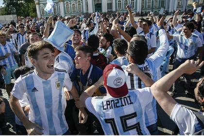Los hinchas argentinos aportaron pasión y color