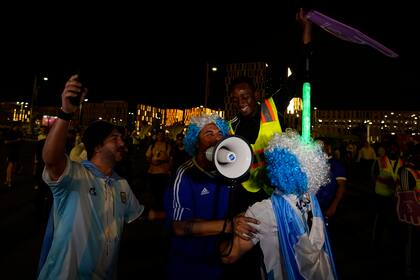 Los hinchas argentinos cantan a favor del plantel de Scaloni 