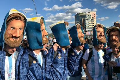 Los hinchas argentinos con las máscaras de Messi