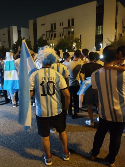Los hinchas argentinos esperan con cotillón por Messi y la selección