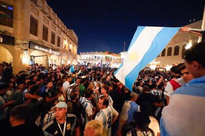 Los hinchas argentinos organizaron un banderazo en Doha para apoyar a la selección
