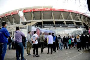 Varias cuadras de cola, desorden y quejas por las entradas para ver a Argentina contra Perú