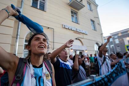 Los hinchas argentinos realizan enormes esfuerzos por seguir a la selección