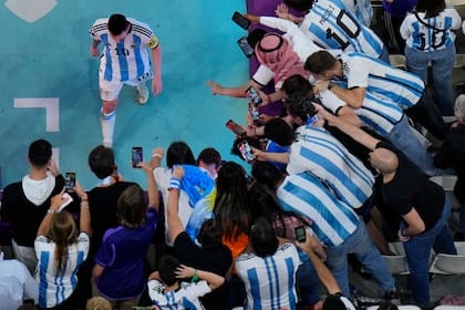 Los hinchas argentinos se desesperan por un contacto con Lionel Messi, aunque sea viéndolo de cerca