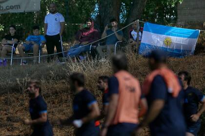 Los hinchas argentinos siguieron la práctica del equipo argentino