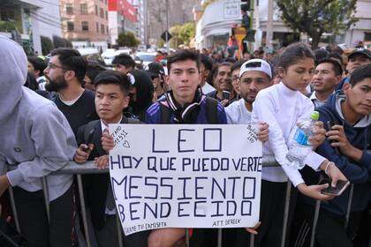 Los hinchas bolivianos pidieron fotos y autógrafos, pero su amor por Messi y el plantel argentino no fue recíproco