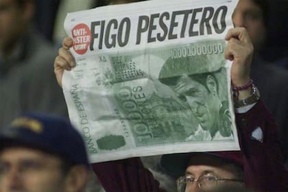 Los hinchas de Barcelona, enojados con Figo. Se cumplen 20 años de un fichaje histórico