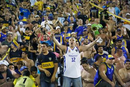 Los hinchas de Boca en el estadio del Sportivo Luqueño