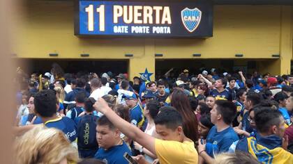 Los hinchas de Boca se acercaron a la Bombonera para alentar al equipo antes de la gran final