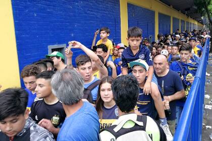 Los hinchas de Boca se acercaron a la Bombonera, para alentar al equipo antes de la gran final