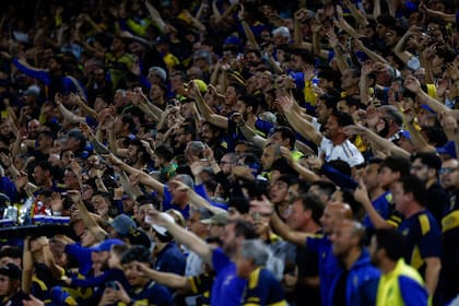 Los hinchas de Boca volvieron a vivir la alegría de una noche de Copa Libertadores en una Bombonera superpoblada; al final exigieron ganar el superclásico el próximo domingo.