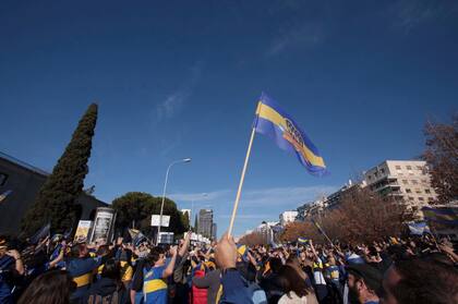 Una bandera de Boca, en las inmediaciones del estadio Bernabéu