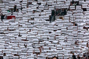 Interrupción de partidos, pelotitas de tenis y pirotecnia: los hinchas alemanes le doblaron el brazo a su federación