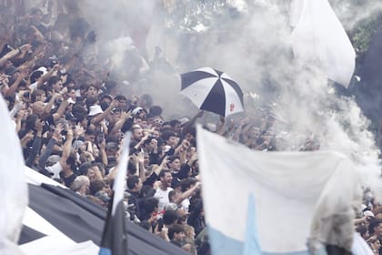 Los hinchas de CASI arrojaron humo blanco y negro, parte de la fiesta; a pesar de la derrota, alentaron durante el juego y felicitaron a sus rugbiers por la campaña.