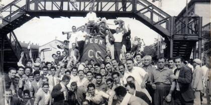 Los hinchas de Central Córdoba celebran el dominio del Ferroviario en los regionales de los años 60.