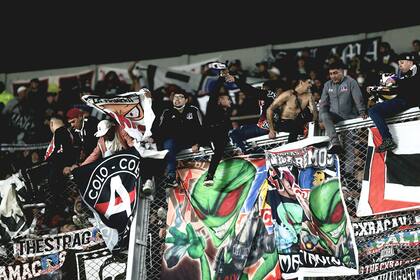 Los hinchas de Colo Colo, trepados al acrílico del estadio Monumental, demoraron el reinicio del partido ante River, por la Copa Libertadores