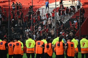 Los hinchas de Colón rompieron un palco y butacas en el estadio de Newell’s tras descender