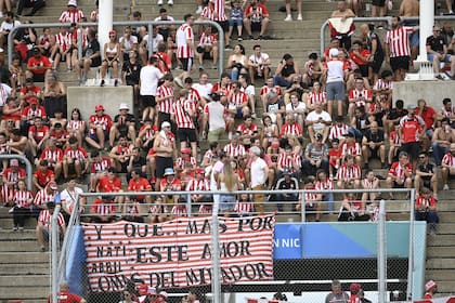Los hinchas de Estudiantes empiezan a ocupar la tribuna del estadio San Nicolás