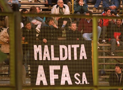 Los hinchas de Ferro culparon a la AFA por el descenso del año 2000.